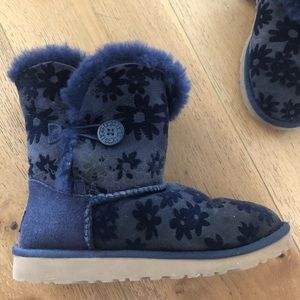 Navy blue Uggs for girls